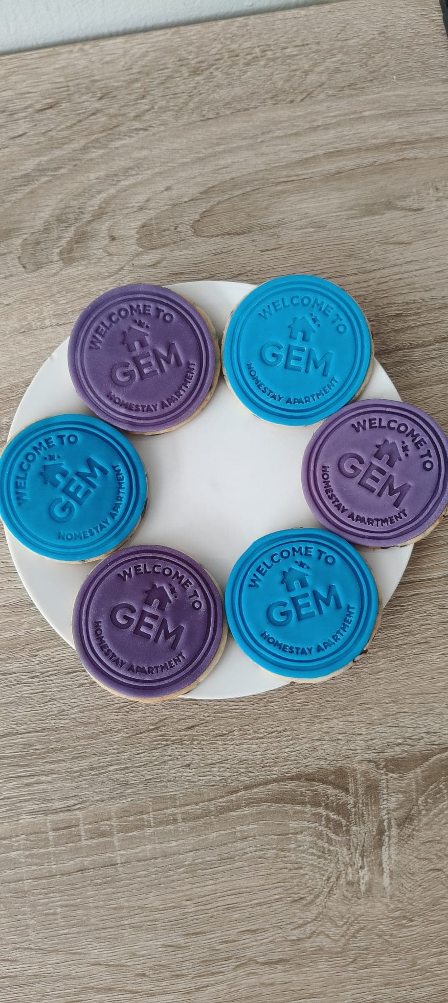 Gem Homestay welcome cookies in blue and purple